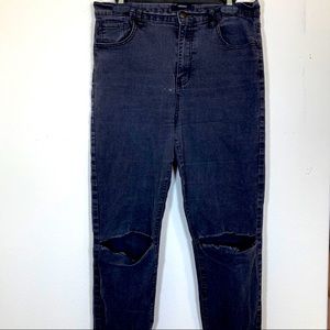 BLACK KNEE SLIT JEANS